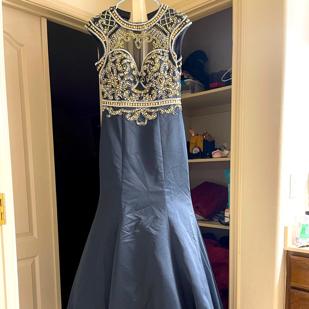 This dress is new, never worn. Very Elegant and great for prom dresses. Size 6.